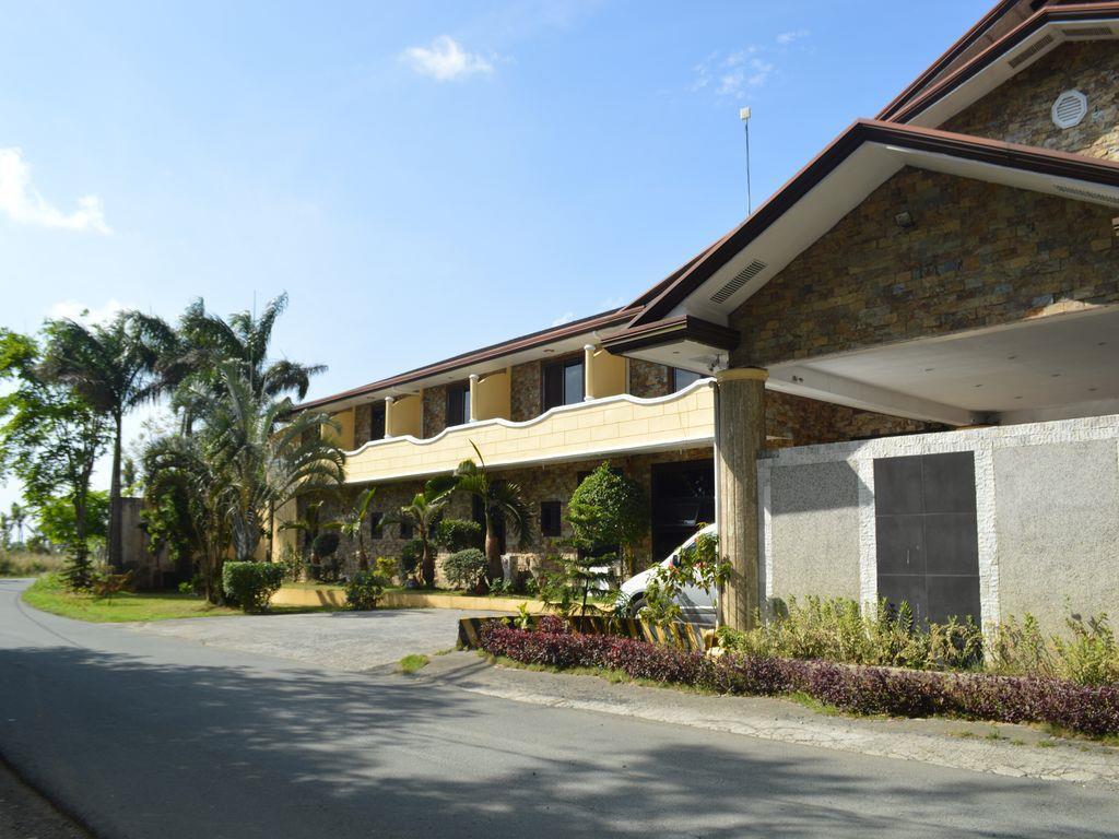 Phil Oasis Hotel & Resort Silang Buitenkant foto