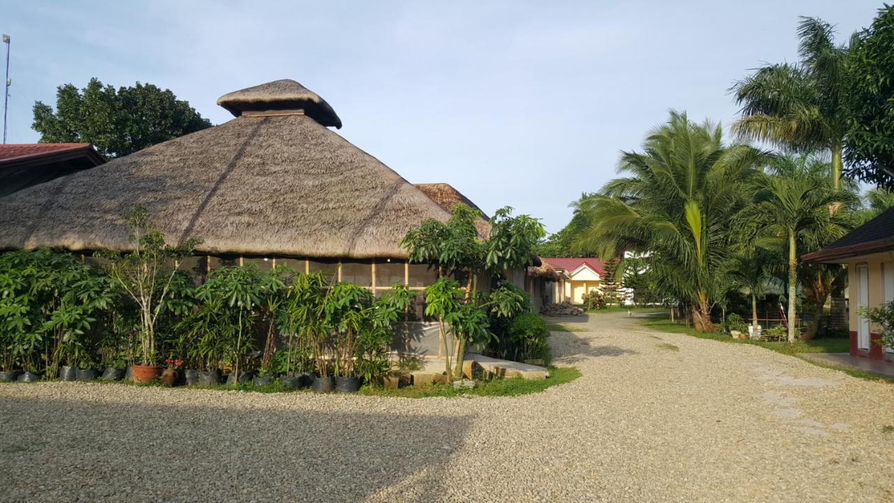 Phil Oasis Hotel & Resort Silang Buitenkant foto