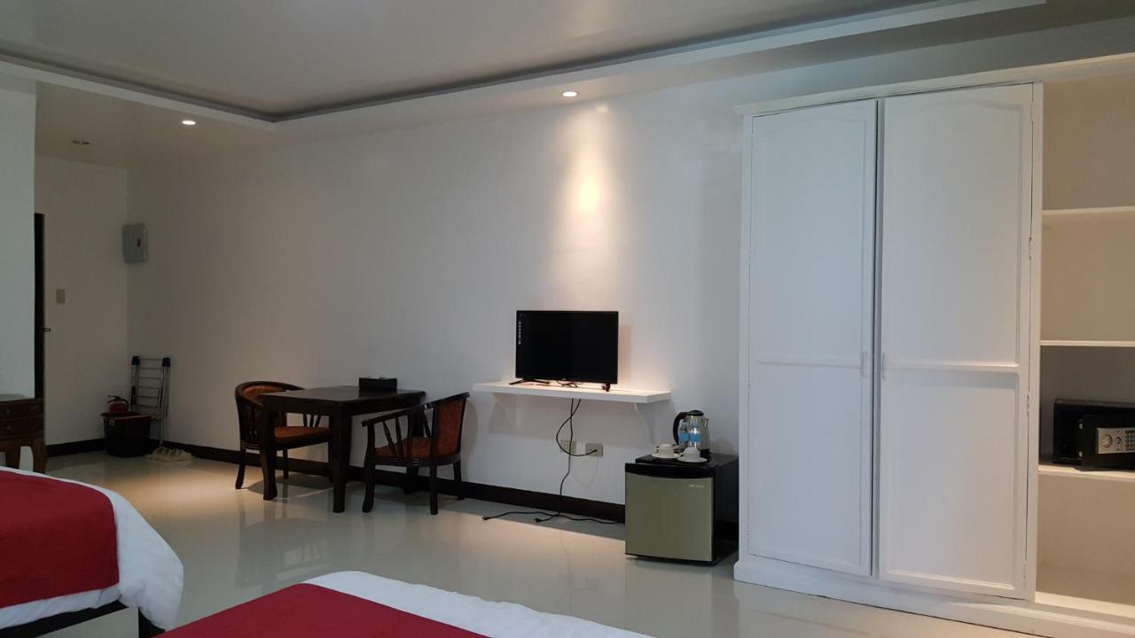 Phil Oasis Hotel & Resort Silang Buitenkant foto
