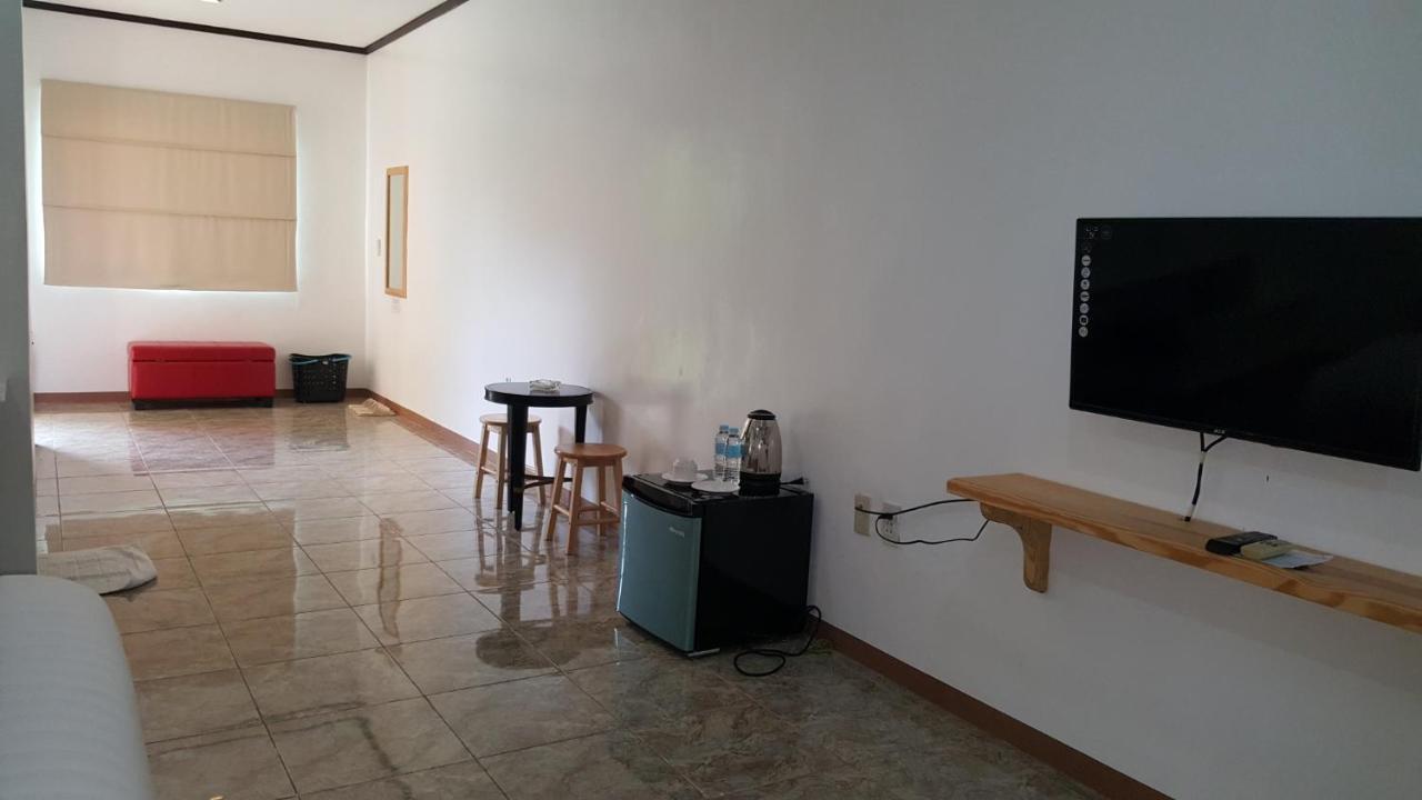 Phil Oasis Hotel & Resort Silang Buitenkant foto