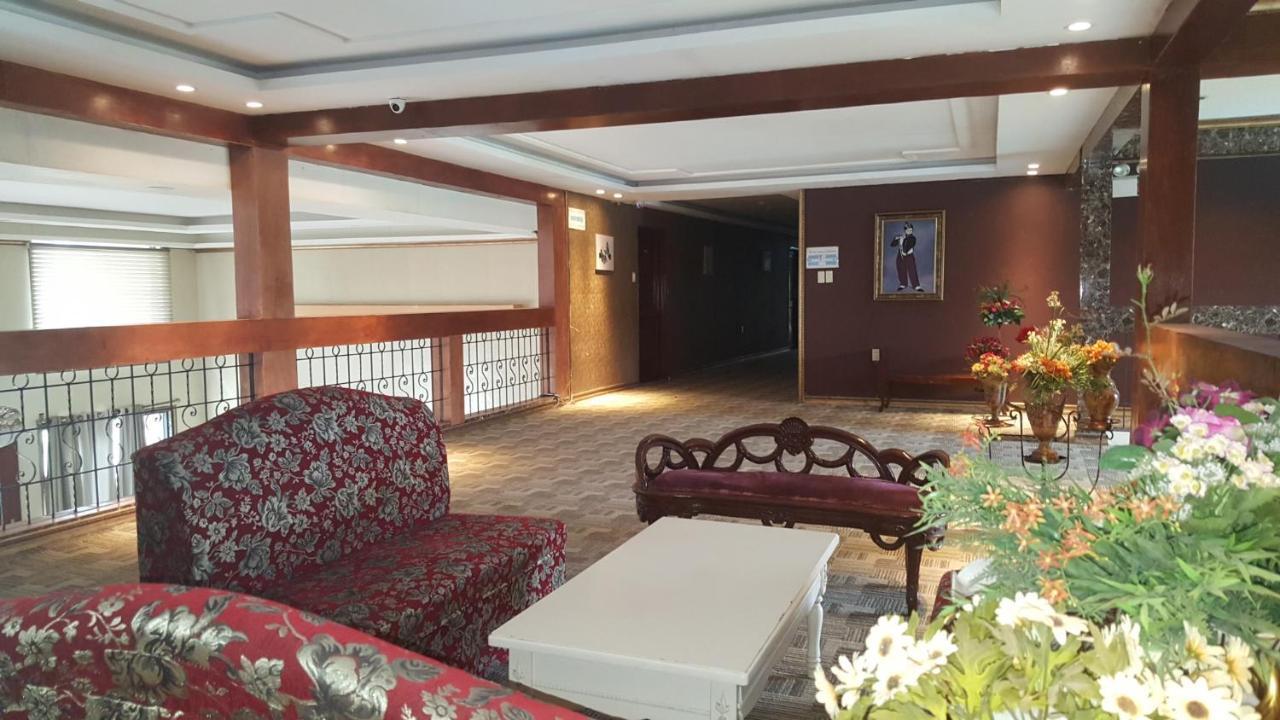 Phil Oasis Hotel & Resort Silang Buitenkant foto