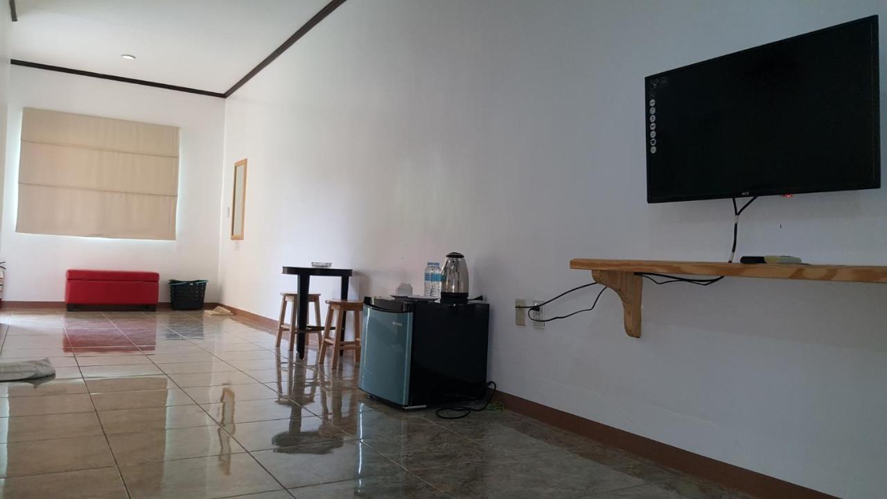 Phil Oasis Hotel & Resort Silang Buitenkant foto